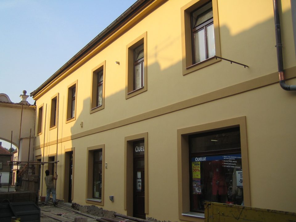 Oprava fasády domu v Českém Brodě 2006