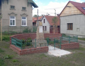 Památník, obec Vrátkov 2014
